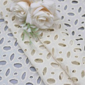 Tissu en coton épais crème à œillets géométriques – Réf. : yt26011